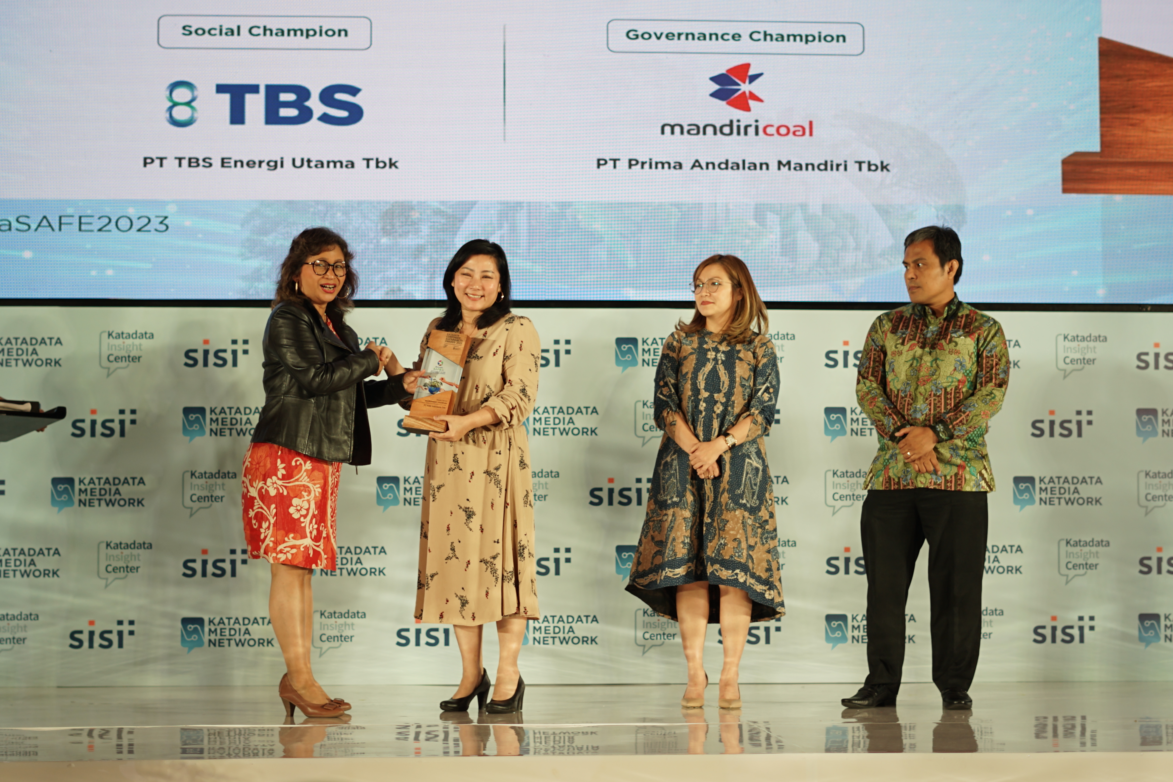 Ketua Gugus Tugas Sustainability KADIN Indonesia Maria Nindita Radyati (kiri) memberikan penghargaan Katadata Corporate Sustainability Awards (KCSA) 2023 kepada PT Vale Indonesia Tbk. Penghargaan diterima CEO PT Vale Febriany Eddy di Kempinski Grand Ballroom, Jakarta, Selasa (26/09).
