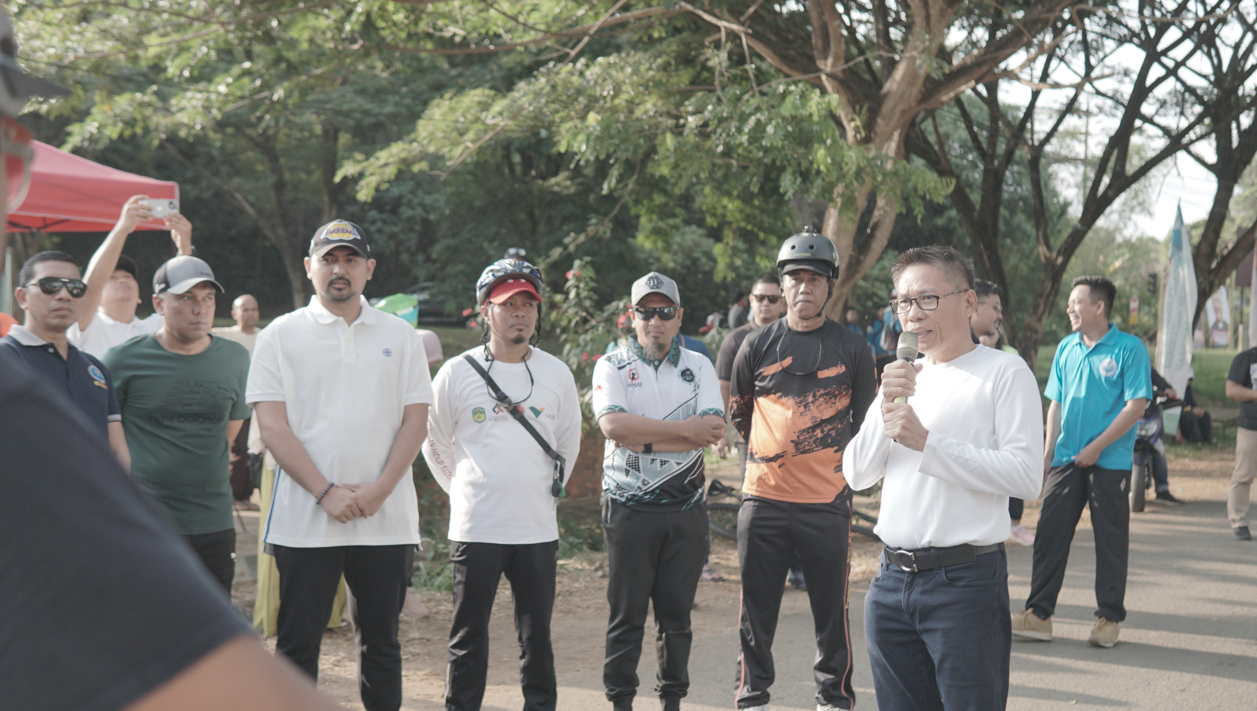 COO PT Vale Abu Ashar melepas para peserta Funbike dan Funwalk, di Lapangan Iniaku, Sorowako, Sabtu (14/10). 