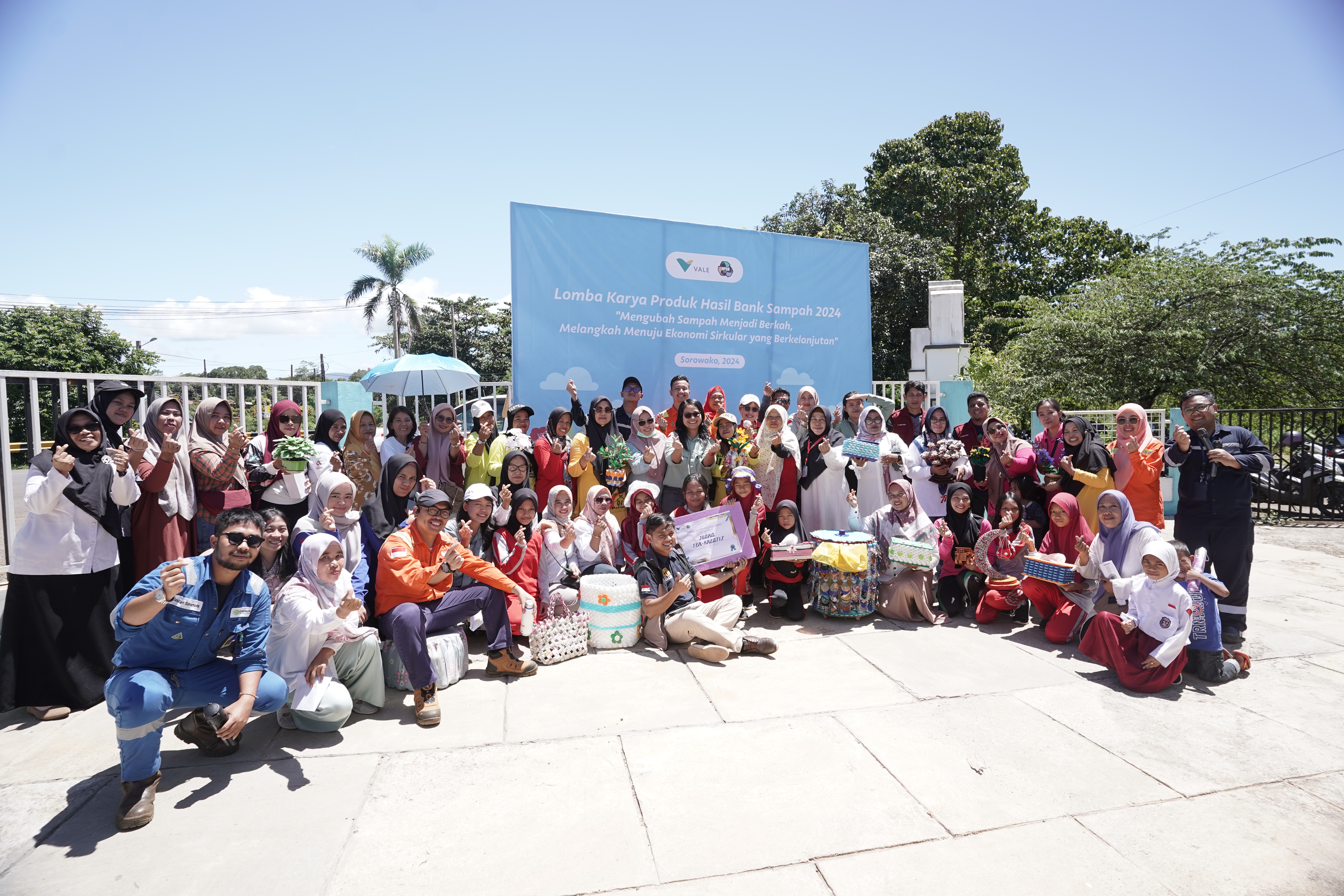 PT Vale Indonesia Tbk (PT Vale) menggelar Lomba Karya Produk Hasil Bank Sampah di pelataran Galeri UMKM Kareso Anatoa, Sorowako, Rabu (28/2/2024). Lomba ini dalam rangka Hari Peduli Sampah Nasional (HPSN) 2024. 