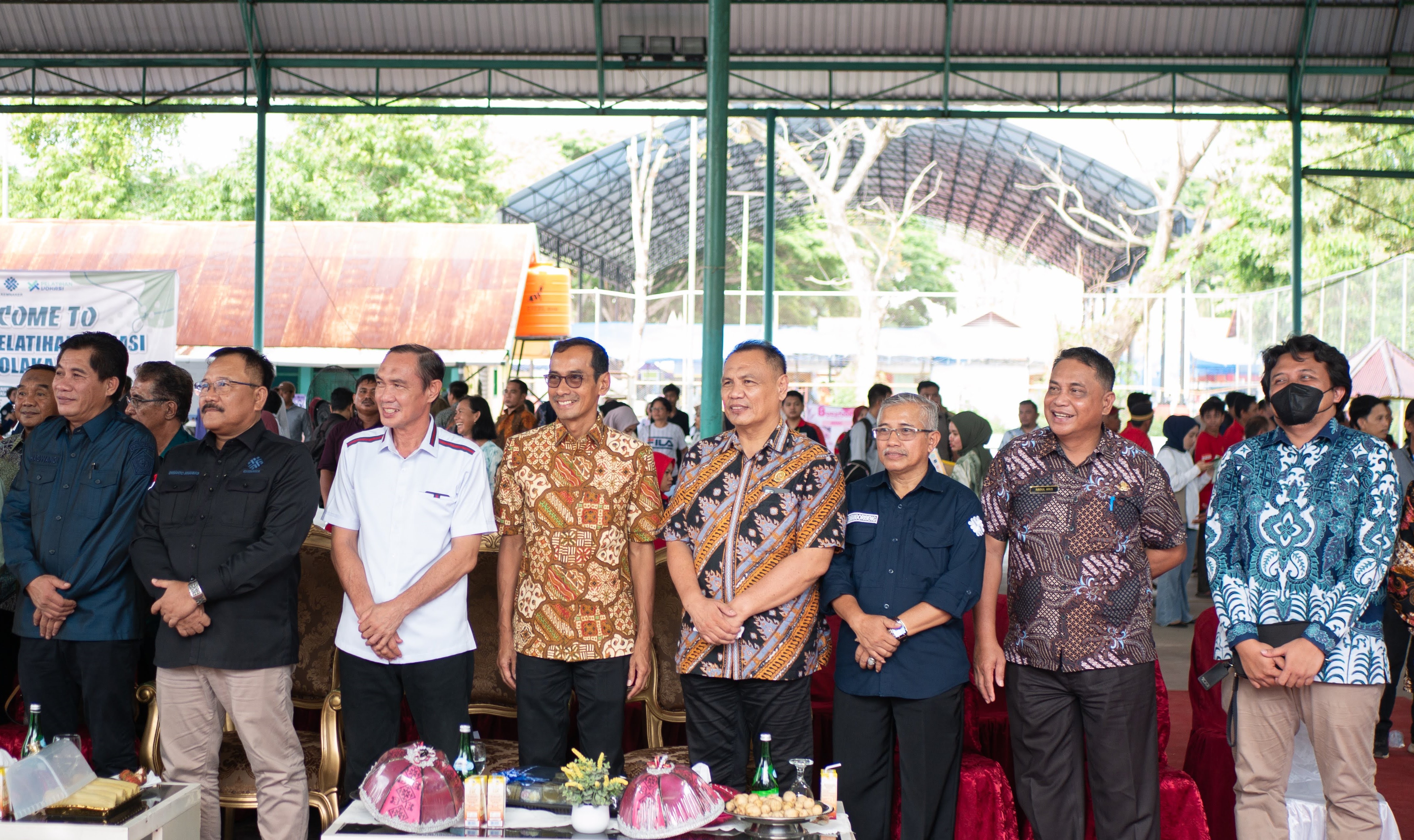 PT Vale Indonesia Tbk (PT Vale) memeriahkan Job Fair dan Festival Pelatihan Vokasi yang diselenggarakan Dinas Tenaga Kerja dan Transmigrasi (Disnakertrans) Kabupaten Kolaka, di Lapangan Tenis Stadion Gelora 45, Kolaka, Kamis (22/2/2024). Kegiatan ini dibuka oleh Wakil Menteri Ketenagakerjaan Afriansyah Noor, disaksikan oleh Kepala Disnakertrans Sultra LM Ali Haswandi, Pj. Bupati Kolaka Andi Makkawaru, Wakil Presiden Direktur PT Vale Indonesia Tbk Adriansyah Chaniago, Forkopimda Kolaka, serta ribuan pencari kerja.