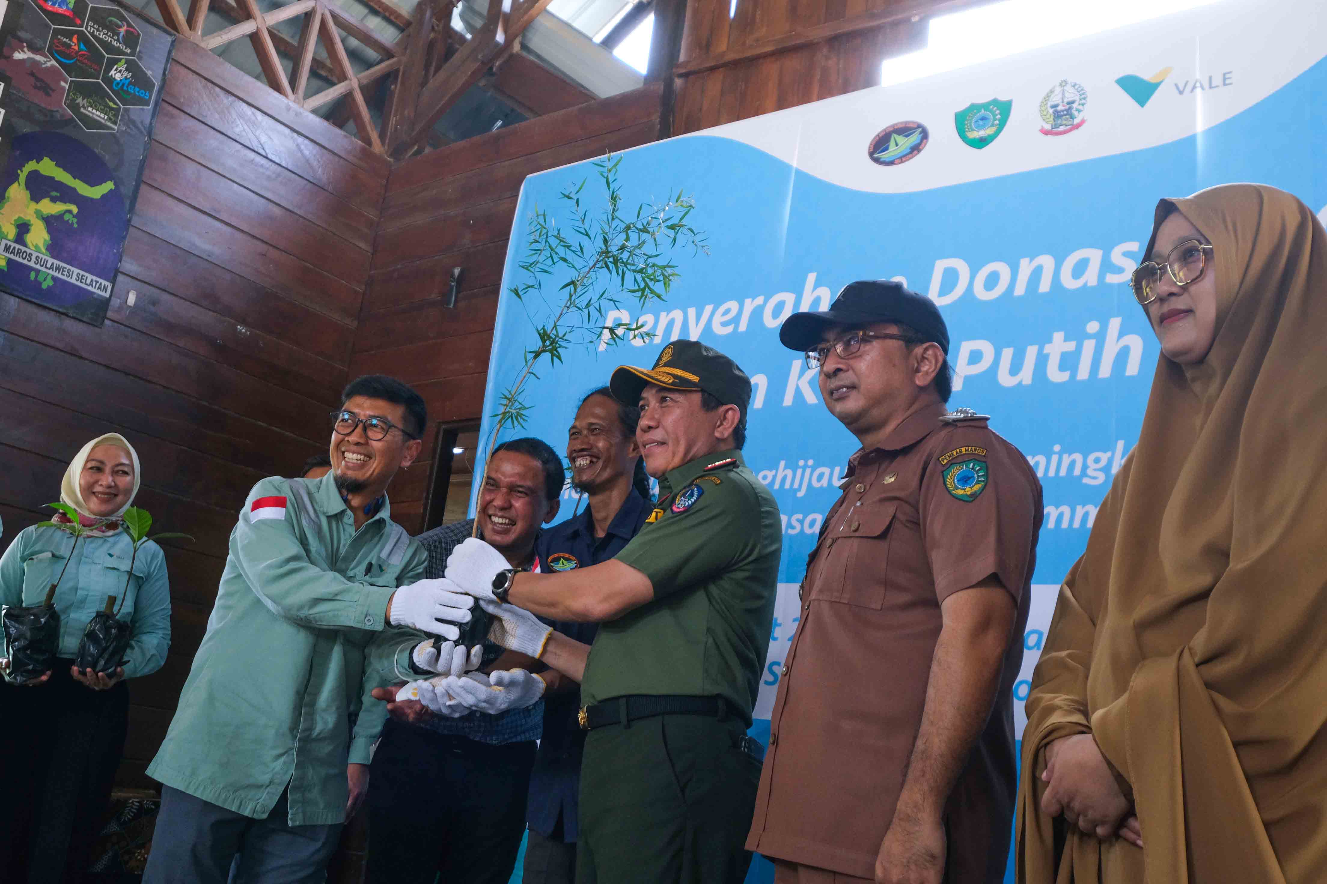 Upaya penghijauan terus dilakukan PT Vale Indonesia Tbk (PT Vale) hingga ke luar area operasionalnya. Kawasan wisata Rammang-rammang di Salenrang Kabupaten Maros menjadi salah satu target penghijauan di awal tahun 2024 ini.