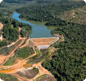 Área de grande vegetação. No centro há a barragem e um curso d’agua logo acima. 