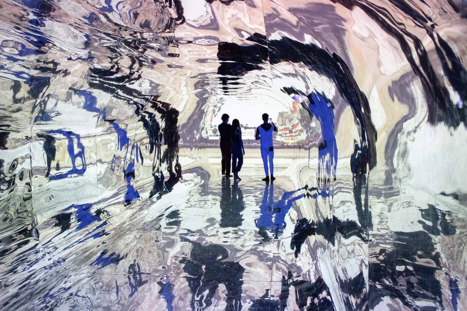 três pessoas centralizadas em obra de arte 
