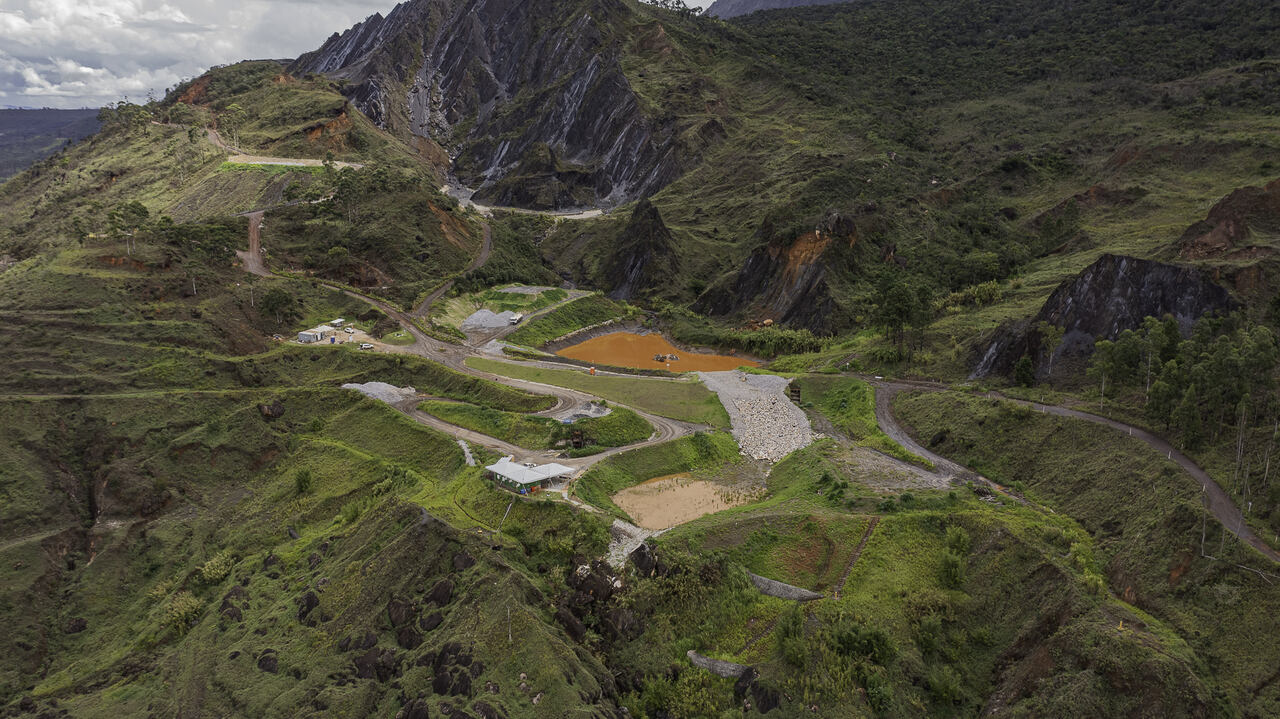 barragem localizada em meio à montanha e mata verde