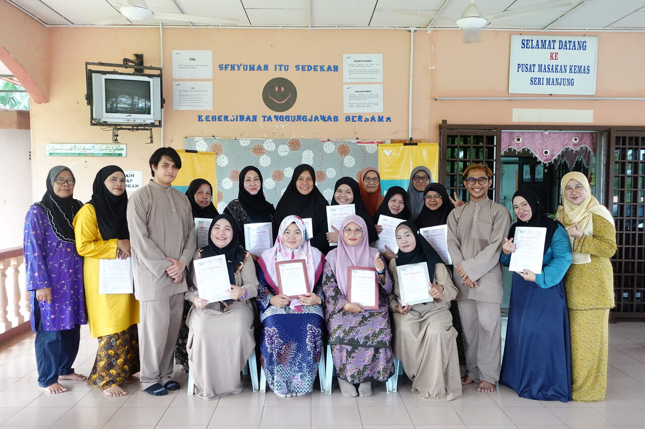 Pessoas segurando certificados na Malásia 