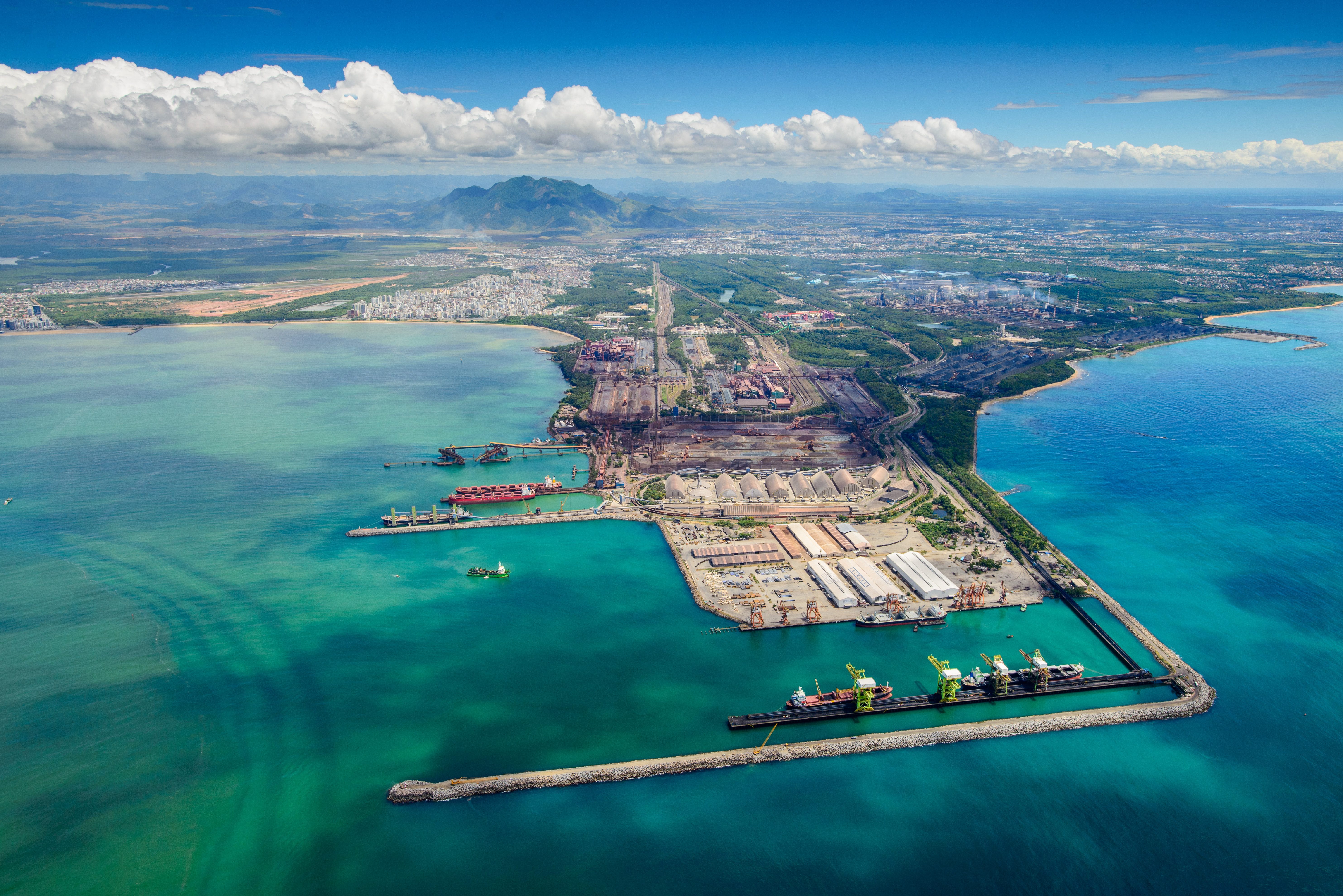 Foto vista de cima de um dia de sol, o mar, algumas nuvens e a operação de Tubarão