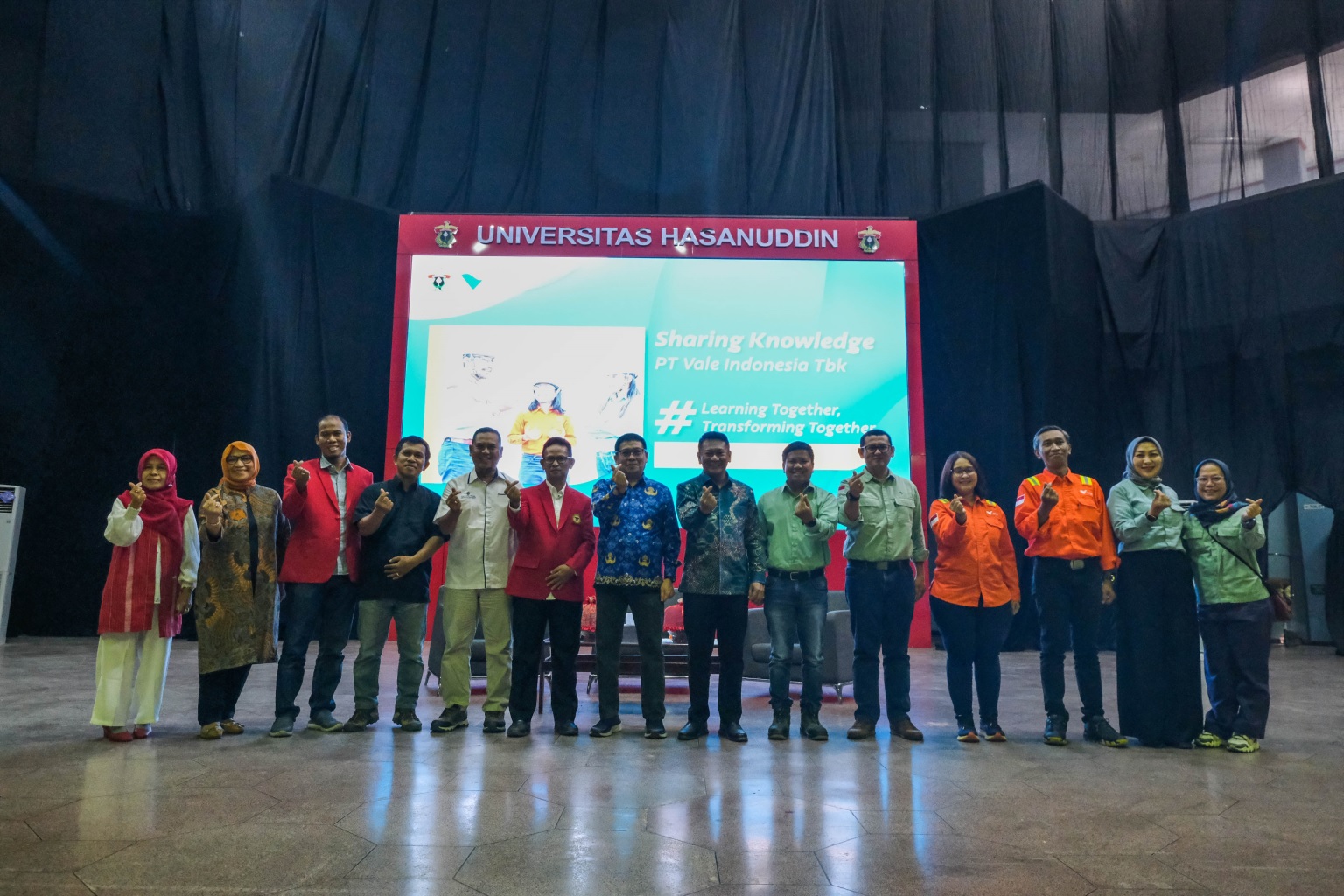 Sebanyak 1.450 mahasiswa dan alumni Universitas Hasanuddin (UNHAS) antusias mengikuti program Sharing Knowledge yang digelar PT Vale Indonesia Tbk (PT Vale), di Baruga Andi Pangerang Pettarani Universitas Hasanuddin, Selasa 17 Oktober 2023.