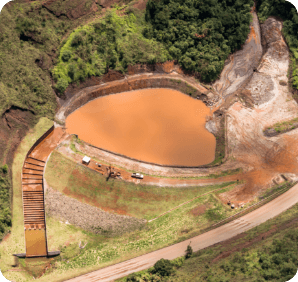  imagem aérea de estrutura de concreto (barragem) e árvores a sua volta. 