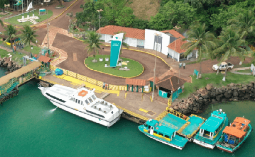 Imagem área do porto onde se encontram barcos ancorados 